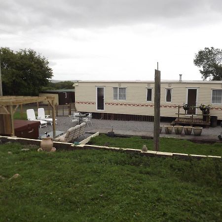 Marsh Water Ponds Fishery Villa Kidwelly Exterior foto