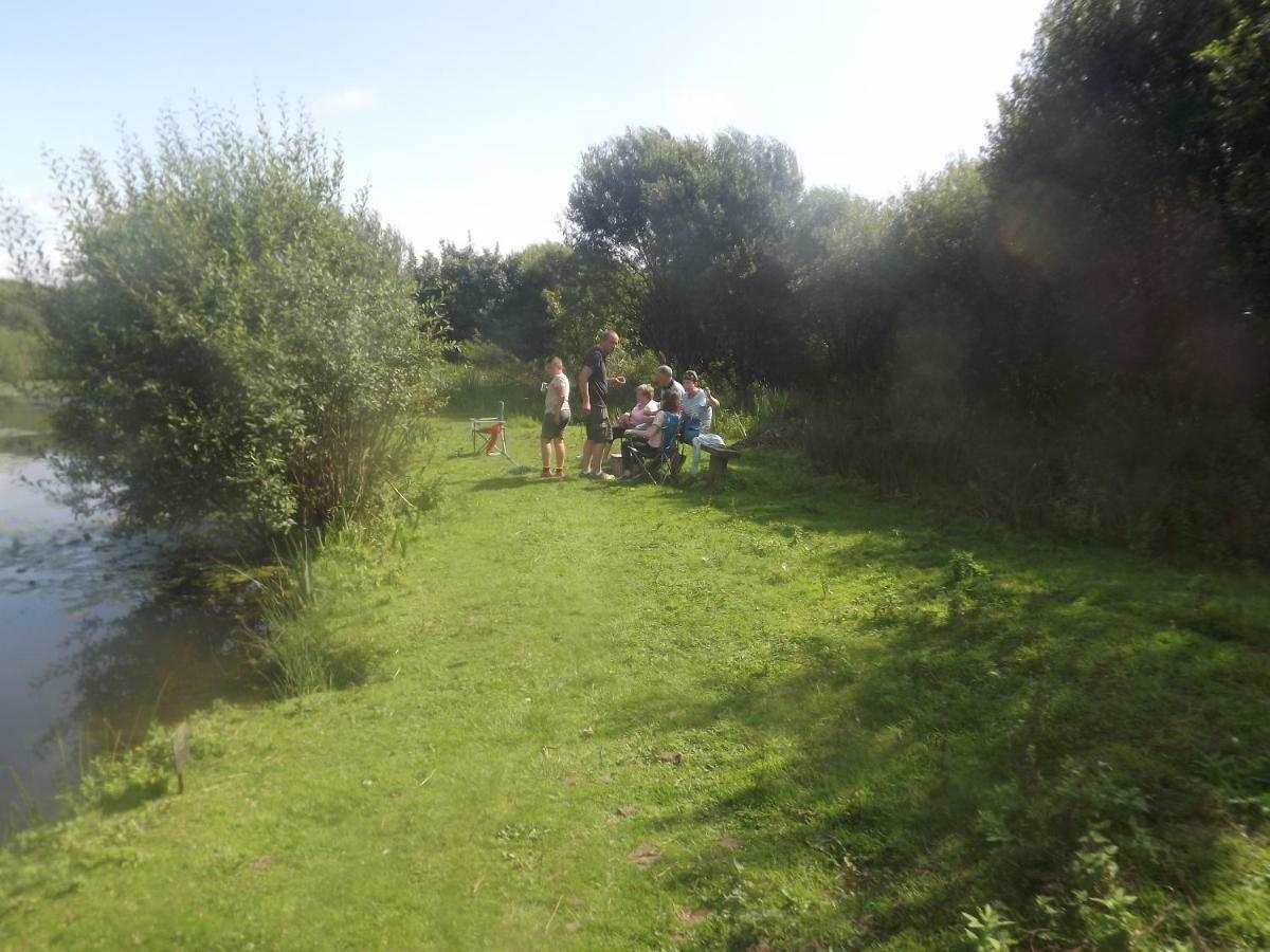 Marsh Water Ponds Fishery Villa Kidwelly Exterior foto
