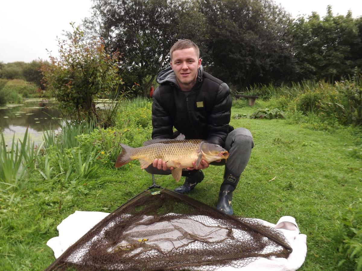 Marsh Water Ponds Fishery Villa Kidwelly Exterior foto